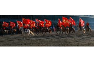 &ldquo;唱著刀歌游新疆&rdquo;&mdash;這些天，全國(guó)游客在這里歡聚