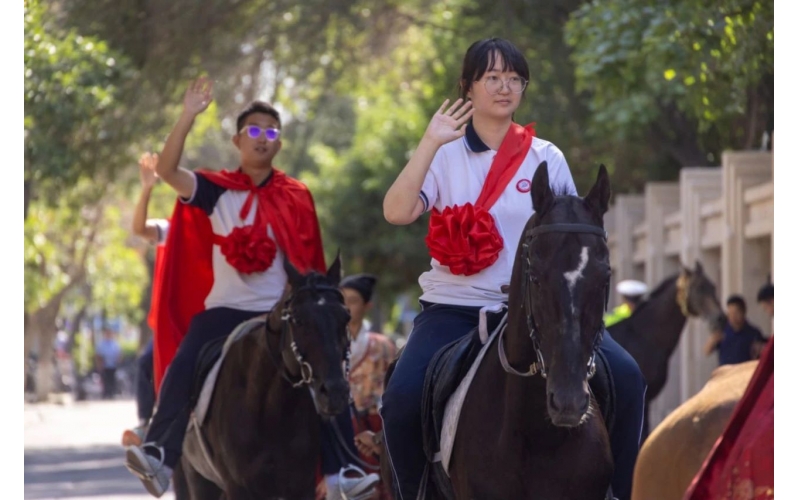 披紅掛花，打馬游街，新疆人送喜報(bào)好有儀式感